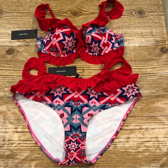 Vero Moda NWT Daisy bikini.  Large Top.  Medium Tanga bottom - Picture 5 of 15